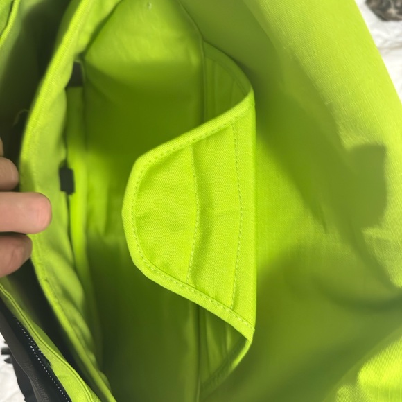 Crumpler  The Considerable Embarrassment Messenger laptop bag 
NEW never used - Picture 3 of 8